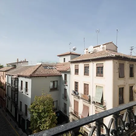 Beautiful Historic Downtown Penthouse شقة *